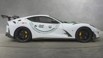 Policja w Dubaju ma nowy radiowóz. To 830-konne Ferrari od Mansory