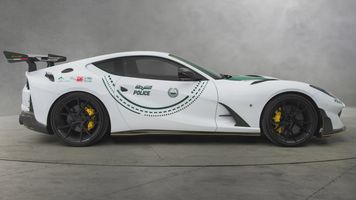 Policja w Dubaju ma nowy radiowóz. To 830-konne Ferrari od Mansory