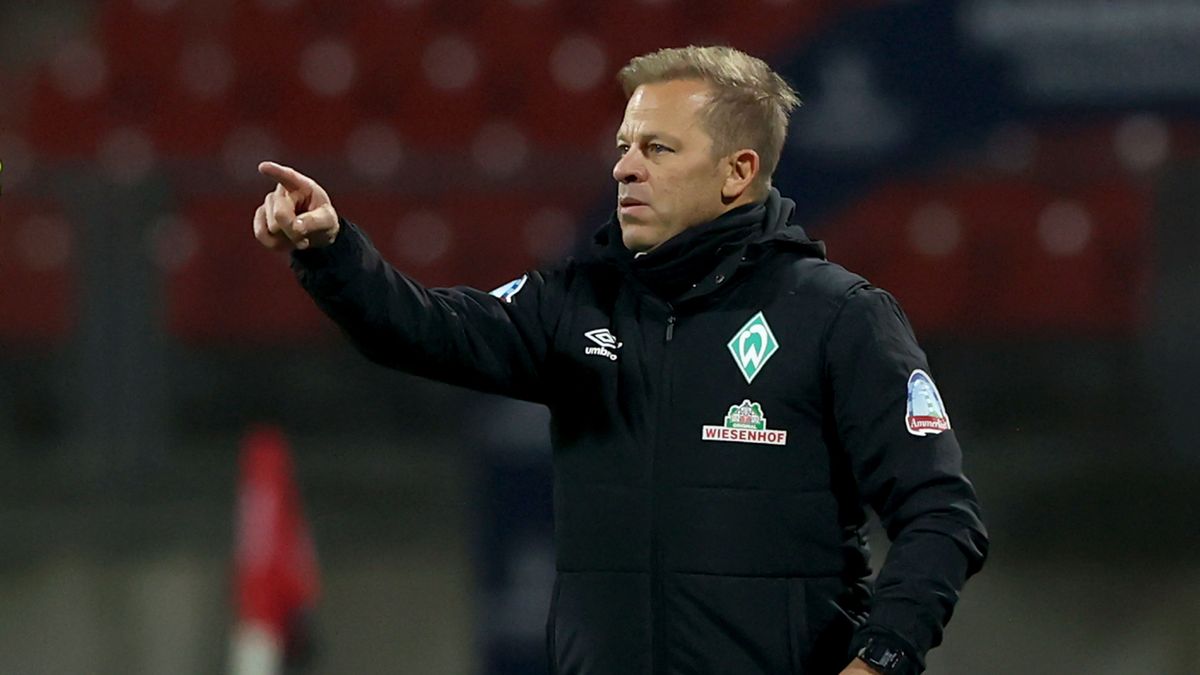 NUREMBERG, GERMANY - NOVEMBER 05: Markus Anfang, head coach of Bremen reacts during the Second Bundesliga match between 1. FC Nürnberg and SV Werder Bremen at Max-Morlock-Stadion on November 05, 2021 in Nuremberg, Germany. (Photo by Alexander Hassenstein/Getty Images)