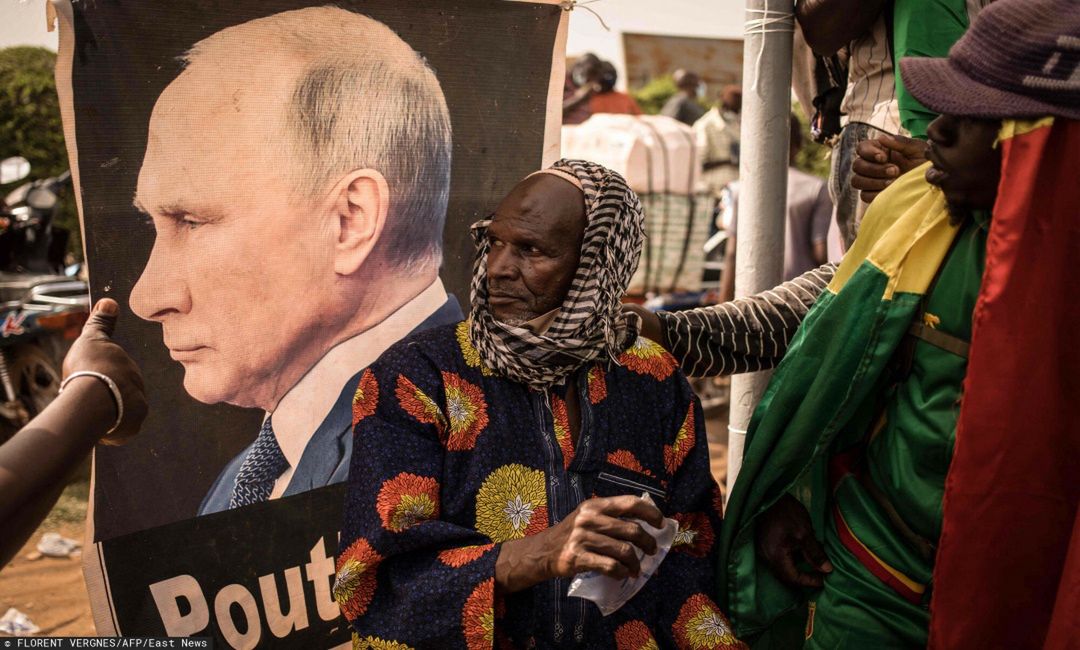 Obywatele Bamako cieszą się z wyjścia Francji z Mali. W tle portret Władimira Putina