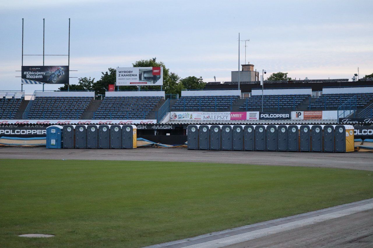 Scena już stoi! Czas na ostatnie przygotowania do wielkiego koncertu z okazji Dni Leszna na stadionie im. Alfreda Smoczyka