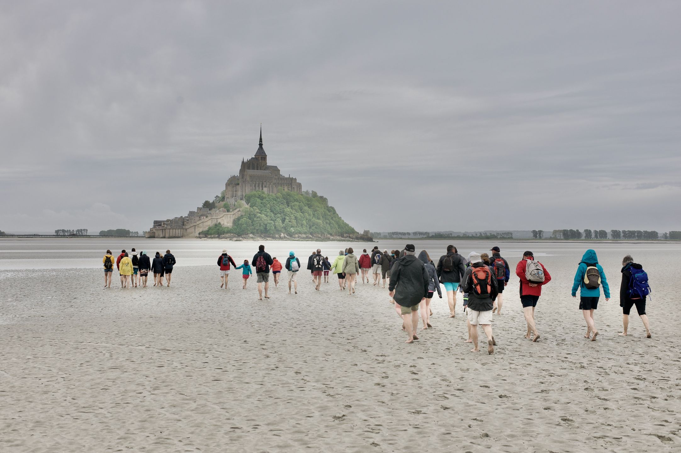 Turyści chętnie odwiedzają Mont Saint-Michel