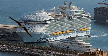 Wonder of the Seas to największy wycieczkowiec świata. Na zdjęciach widać jego ogrom