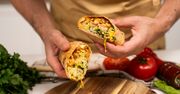 Domowy gyros z kurczaka. Aby smakował wyśmienicie, nie zapomnij dodać do niego konkretnej przyprawy