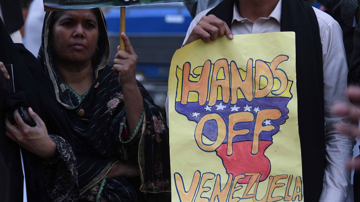 People hold placards during a protest against the operation by US forces in Venezuela, in Karachi, Pakistan, 04 January 2026. US President Trump announced that US forces had successfully captured Venezuelan President Nicolas Maduro and his wife during a series of large-scale overnight strikes on Caracas on 03 January 2026. EPA/SHAHZAIB AKBER Dostawca: PAP/EPA.