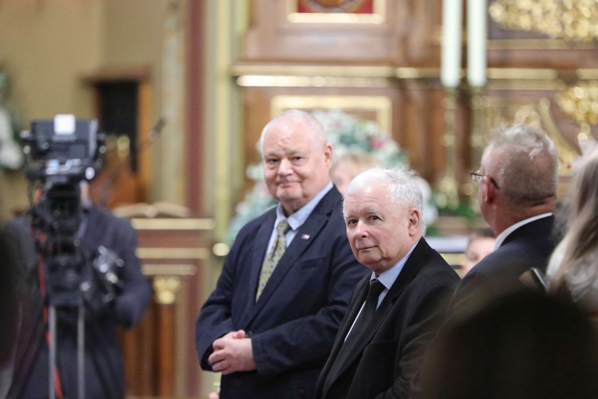 Prezes PiS Jarosław Kaczyński i prezes NBP Adam Glapiński podczas uroczystości zawarcia sakramentu małżeństwa przez dziennikarkę Joannę Klimek-Kurską oraz byłego prezesa TVP Jacka Kurskiego