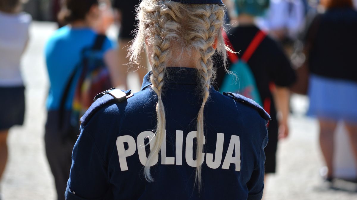 Policjantka radzi, co umieścić w walizce
