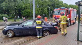 Wypadek w Łodzi. Auto wjechało na peron przystankowy
