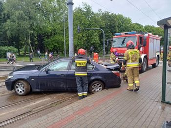 Wypadek w Łodzi. Auto wjechało na peron przystankowy