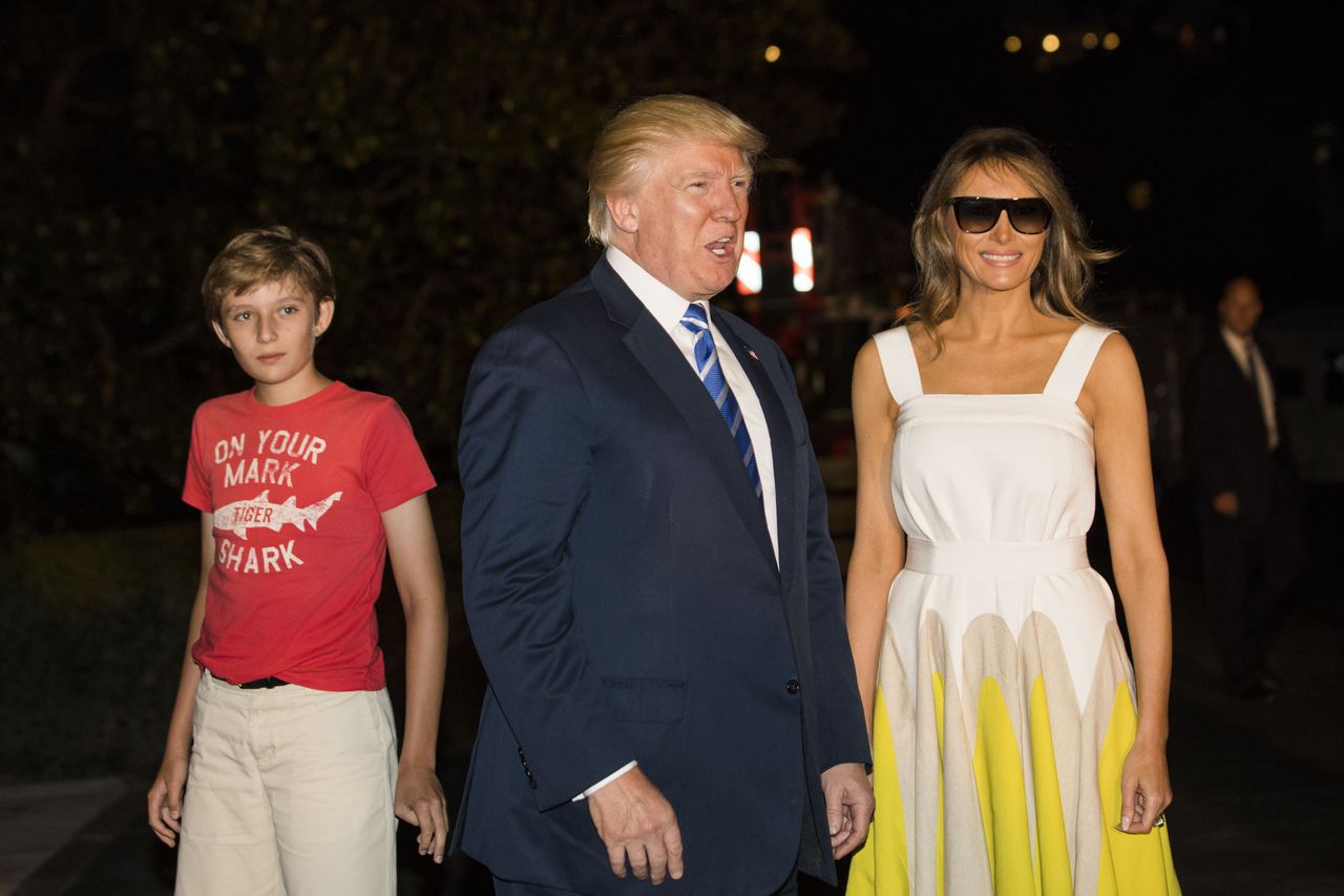 Barron Trump z rodzicami w 2017 roku 