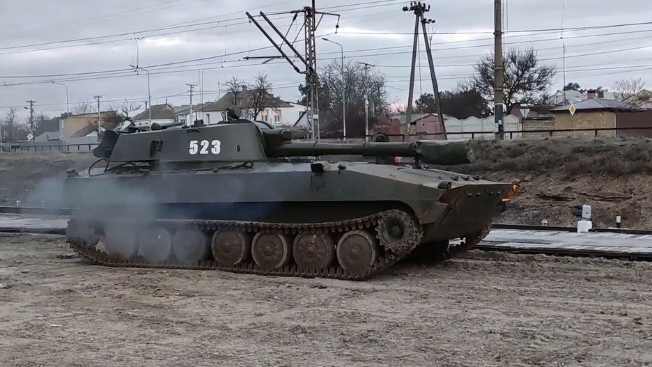 arch49This handout video grab released by the Russian Defence Ministry on February 15, 2022, shows a Russian tank leaving for Russia after joint exercises of the armed forces of Russia and Belarus as part of an inspection of the Union State's Response Force, at a firing range near Brest. - Russia said on February 15, 2022 it was pulling back some of its forces near the Ukrainian border to their bases, in what would be the first major step towards de-escalation in weeks of crisis with the West. The move came amid an intense diplomatic effort to avert a feared Russian invasion of its pro-Western neighbour and after Moscow amassed more than 100,000 troops near Ukraine's borders. (Photo by Handout / Russian Defence Ministry / AFP) / RESTRICTED TO EDITORIAL USE - MANDATORY CREDIT "AFP PHOTO /  RUSSIAN DEFENCE MINISTRY" - NO MARKETING - NO ADVERTISING CAMPAIGNS - DISTRIBUTED AS A SERVICE TO CLIENTSHANDOUT