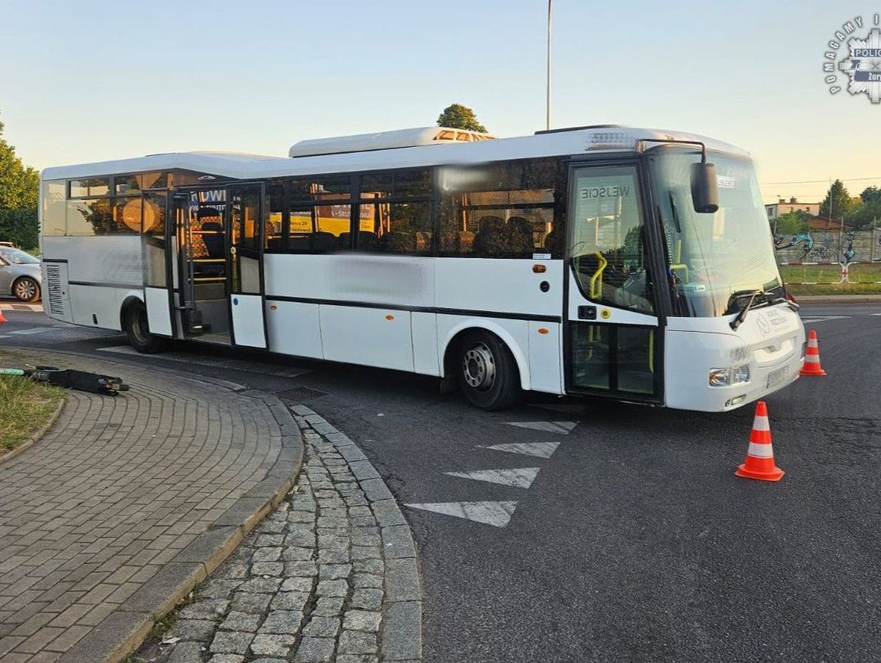 Jechali hulajnogą elektryczną. Pasażer spadł i uderzył głową w autobus