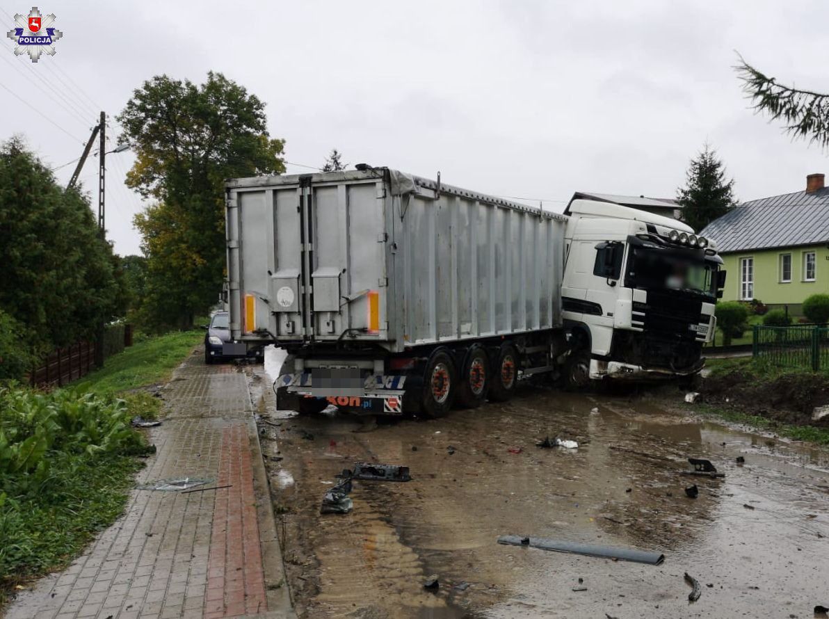 Wypadek z udziałem busa i ciężarówki. Jest ofiara śmiertelna