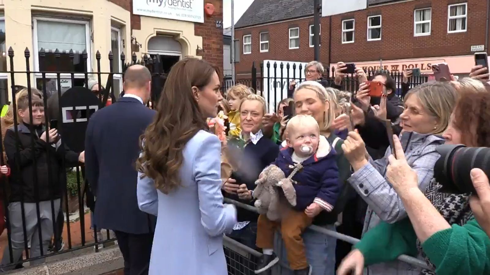 Irlandka "ciepło" wita Kate Middleton podczas wizyty w jej kraju. Zrobiło się nieprzyjemnie...