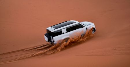 Land Rover pokazał długiego Defendera 130. Nie dostanie V8, ale 8 siedzeń już tak