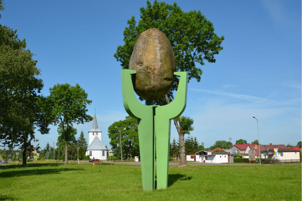 Pomnik ziemniaka w Biesiekierzu.