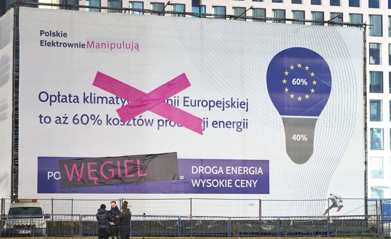 Aktywiści przerobili olbrzymi billboard z żarówką. Mówią jak jest
