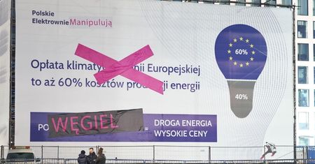 Aktywiści przerobili olbrzymi billboard z żarówką. Mówią jak jest