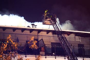 Sufit runął na strażaków. Wiceminister na miejscu pożaru w Poznaniu
