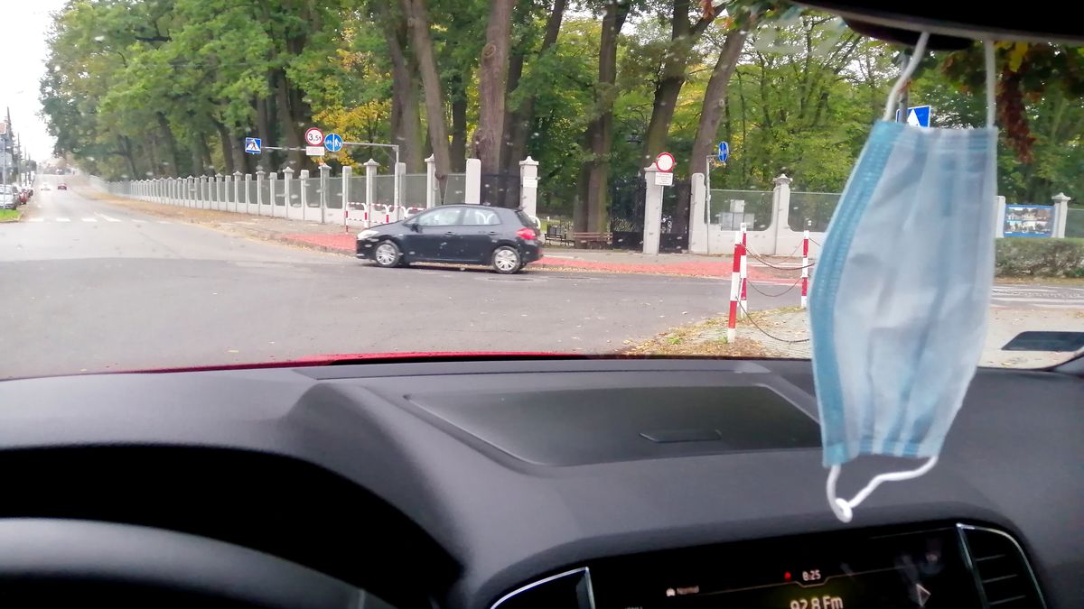 Przez maseczkę kierowca zbliżający się do przejścia ma zasłonięte pole widzenia na przejście dla pieszych