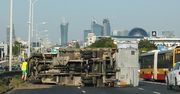 Warszawa. Wypadek na Alejach Jerozolimskich. Ciężarówka na jezdni