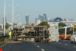 Warszawa. Wypadek na Alejach Jerozolimskich. Ciężarówka na jezdni