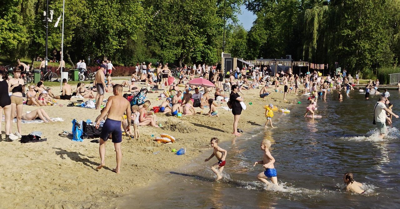 Słoneczna niedziela nad Stawikami - na plaży zgromadziły się tłumy mieszkańców. Sezon letni oficjalnie rozpoczęty.