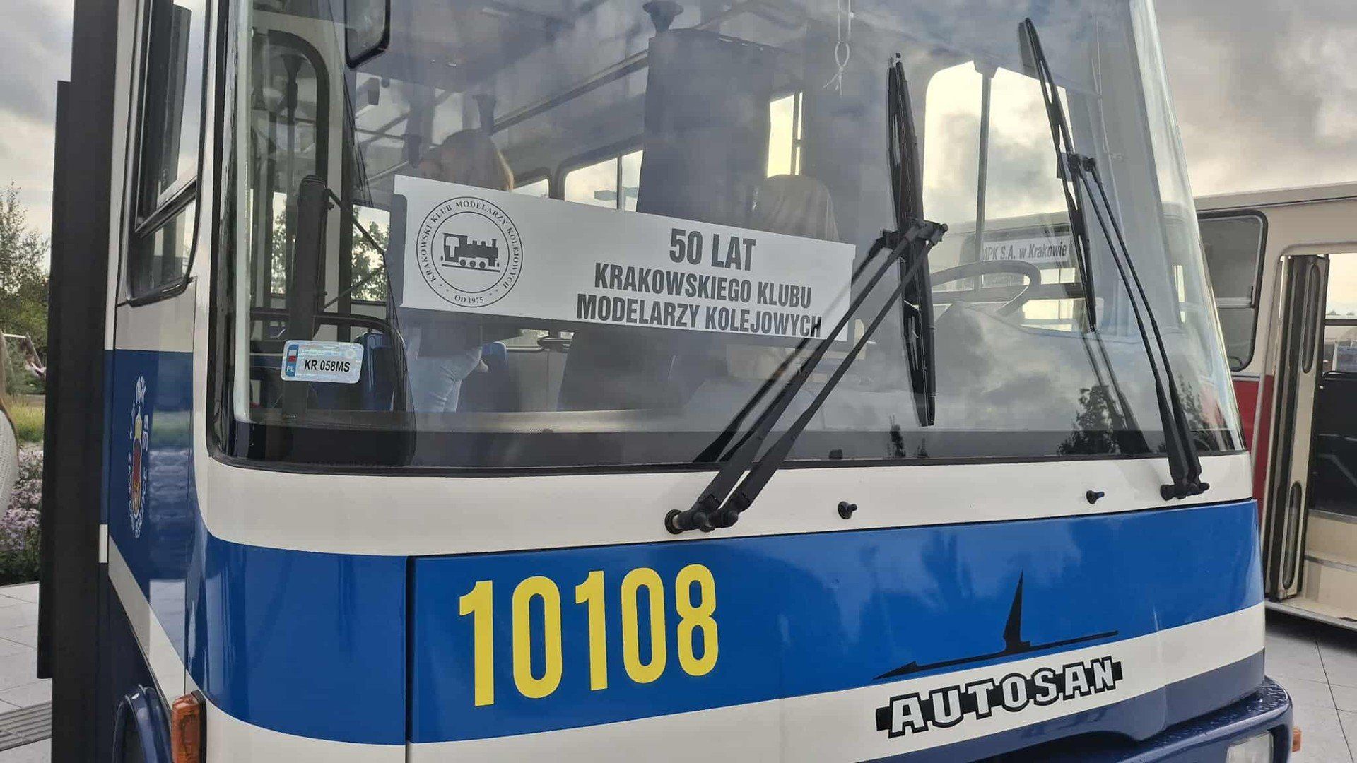 Zabytkowe autobusy na placu przy Cogiteonie