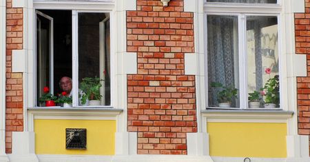 Władze Kalisza wyciągają pomocną dłoń do seniorów. Opłacą wymycie ich okien