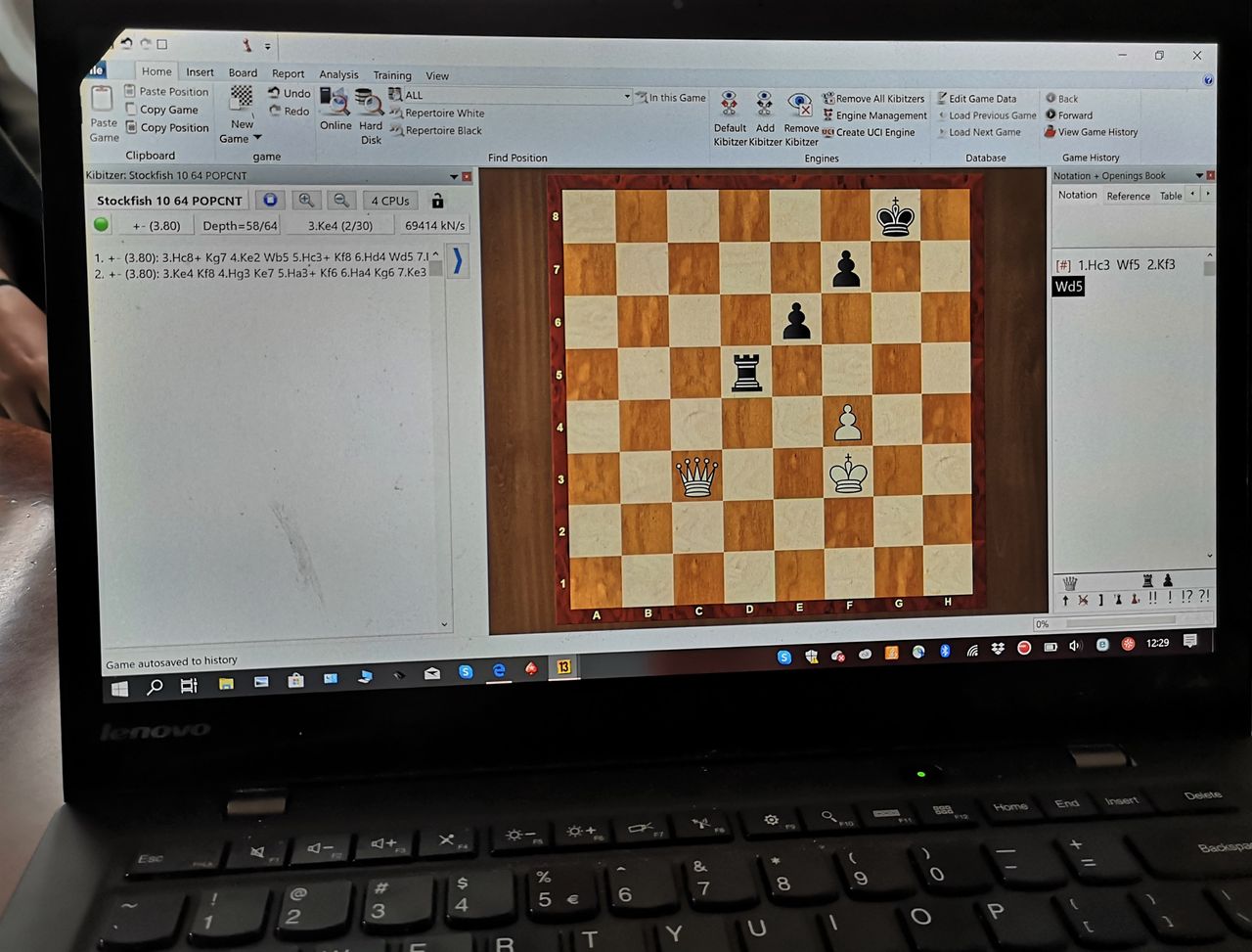 Codzienne narzędzie pracy Jana-Krzysztofa Dudy to intensywnie wykorzystywany laptop służący do analizy wybranych sytuacji na szachownicy.