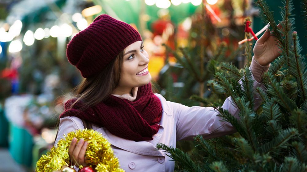 Warto zwrócić uwagę na eleganckie płaszcze, tak aby przed świętami skupić się na wyborze kolorowych ozdób