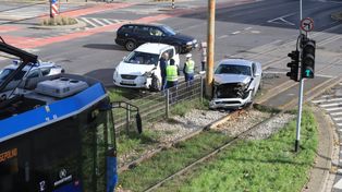 Wrocławiu: Mustang zakończył podróż na słupie. Utrudnienia w centrum