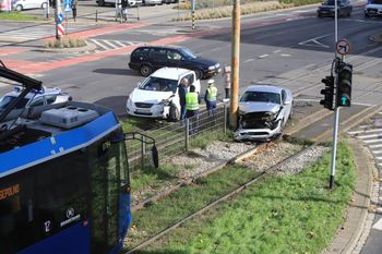 Wrocławiu: Mustang zakończył podróż na słupie. Utrudnienia w centrum