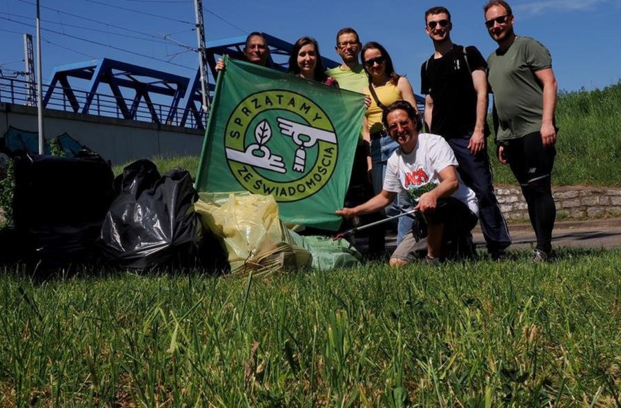 Wolontariusze wyłowili z Odry 165 ton śmieci