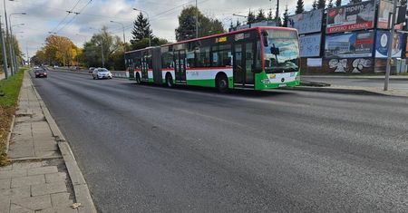 Wymienili asfalt na najbardziej zniszczonych odcinkach al. Kraśnickiej, pasów nie namalowali. Dlaczego?