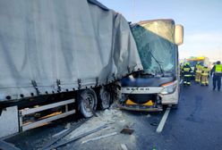 Poważny wypadek autokaru. Kilkanaście osób rannych