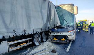 Poważny wypadek autokaru. Kilkanaście osób rannych