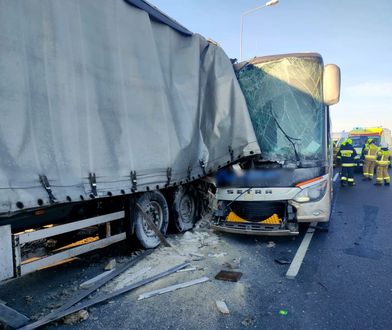 Poważny wypadek autokaru. Kilkanaście osób rannych