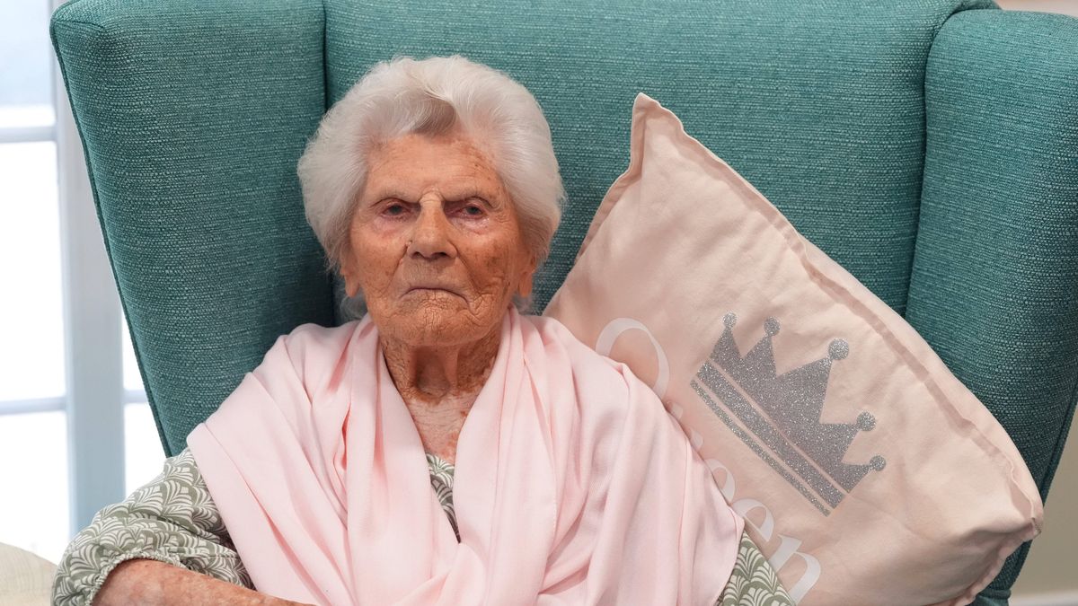 King Charles III meets world's oldest person
EMBARGOED TO 2200 SATURDAY SEPTEMBER 20 The world's oldest person, 116-year-old Ethel Caterham, at Hallmark Lakeview Care Home in Lightwater, Surrey. Picture date: Thursday September 18, 2025. 
Dostawca: PAP/PA
Jonathan Brady
King, Charles, III, meets, world's, oldest, person##PA2025, ROYAL, King