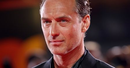 Jude Law kontra neonaziści. Dostał 7-minutowe owacje na stojąco