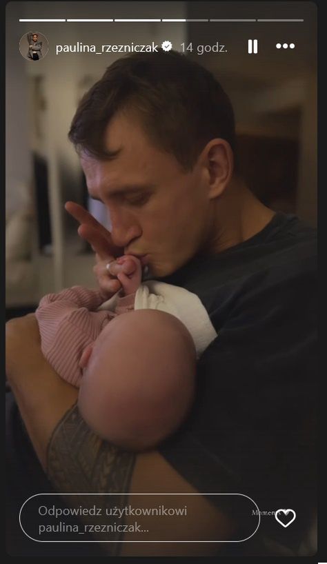 Jakub Rzeźniczak cieszy się z córki 