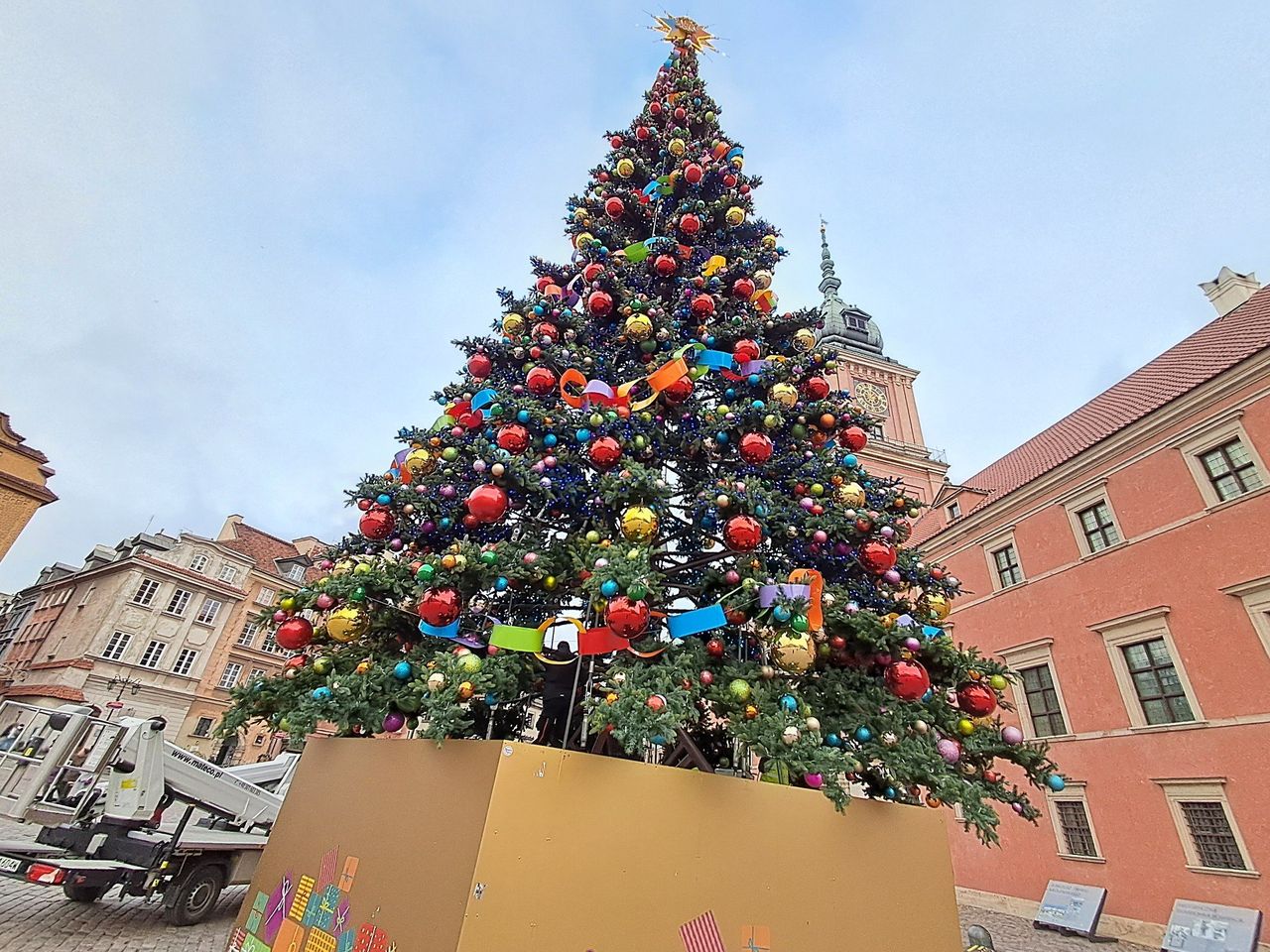 Warszawa: Choinka na Placu Zamkowym już po testach świateł