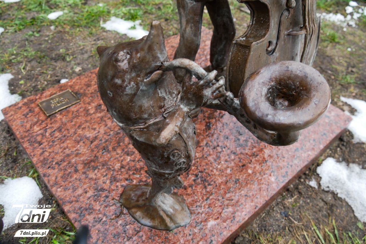 Szczecinek, Gryf, Jesiotr, rzeźby