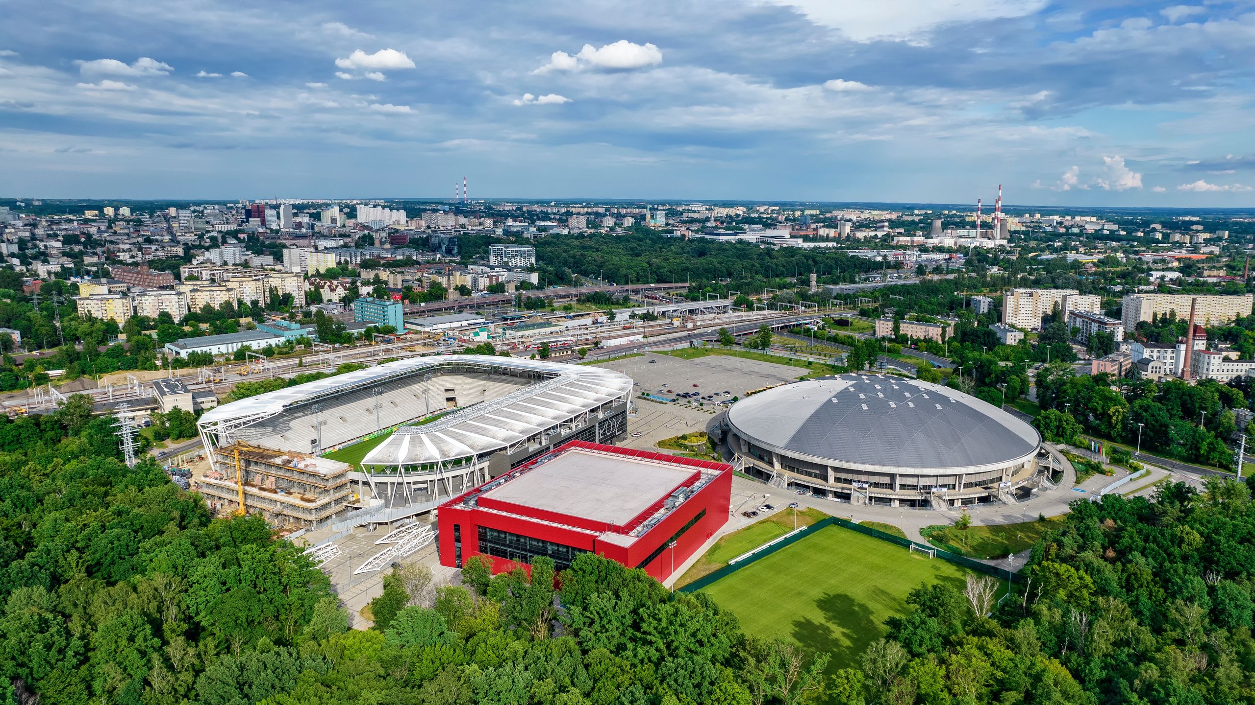 polska, dworzec, dworzec kolejowy, stadion, atlas arena, piotrkowska, miasto, centrum, przystanek centrum, lodz, manufaktura, brama miasta, budynek, niebo, architektura, ulica, europa, podróż, miejski, stare miasto, kamienice, spacer, turysta