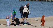 Mielno: Sobotni spacer po plaży. Nad morzem widać sporo turystów