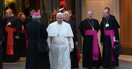 Papież Franciszek wyrzuca kardynała z Watykanu i zabiera mu pensję