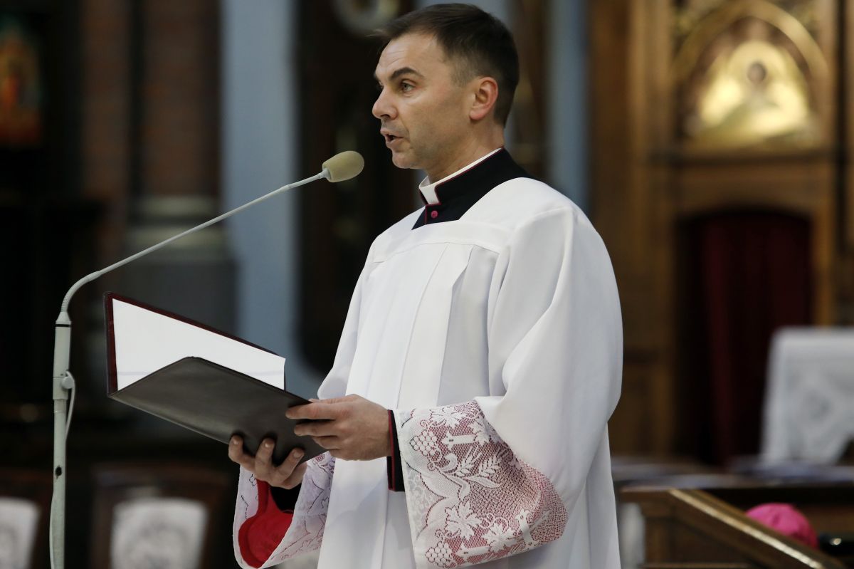 Wysyłał obsceniczne wiadomości do kobiety. Jest kara dla księdza