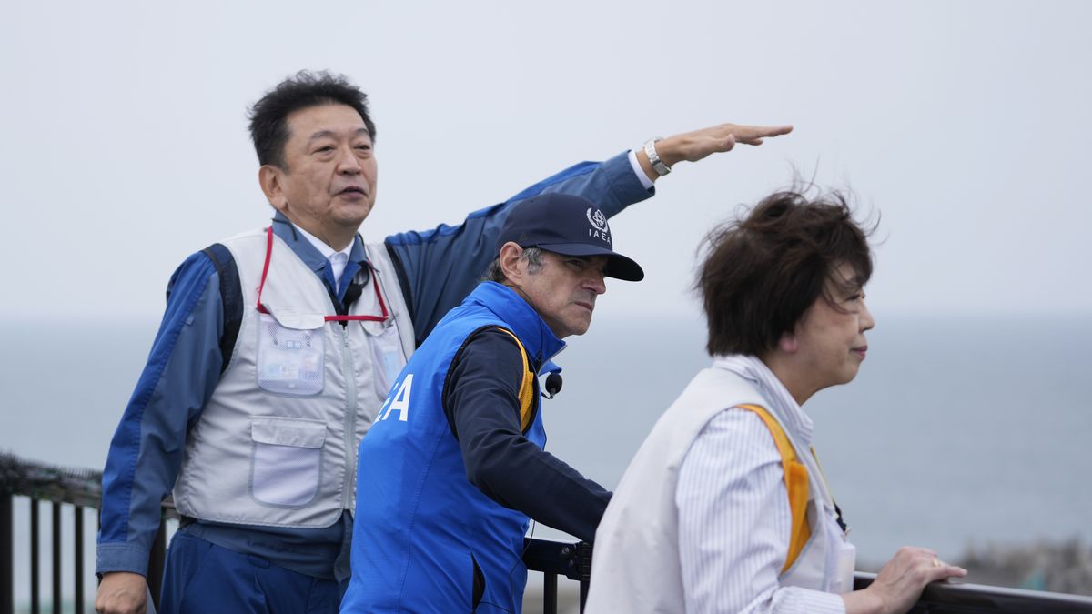 Rafael Mariano Grossi (C), Director General of the International Atomic Energy Agency (IAEA), and Japan's Vice Industry Minister Fusae Ota (R) listen to Tomoaki Kobayakawa (L), President of Tokyo Electric Power Co., explain facilities used to release treated wastewater, while visiting the damaged Fukushima nuclear power plant in Futaba, northeastern Japan, 05 July, 2023. EPA/Hiro Komae / POOL Dostawca: PAP/EPA.