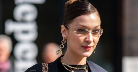Fryzury na lato 2020. Grzywka w stylu Belli Hadid, czyli "side-swept bangs" to hit tego sezonu