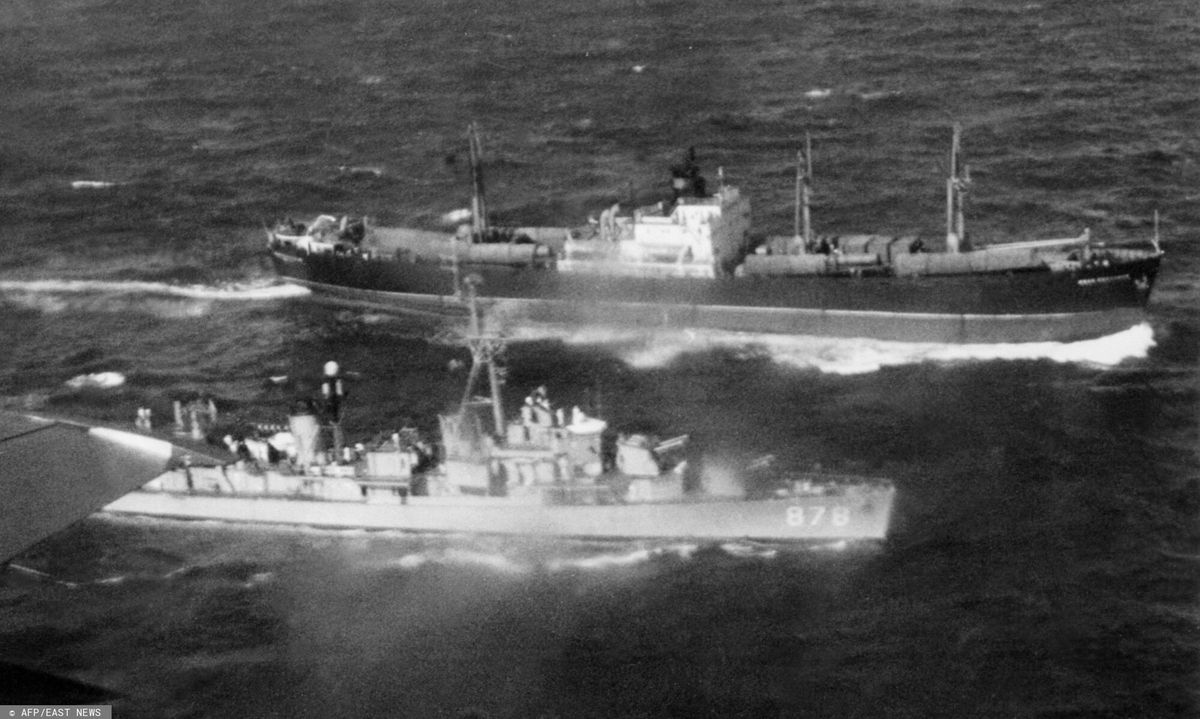 Okręt USA zatrzymuje rosyjski statek. Kryzys kubański (1962 r.)